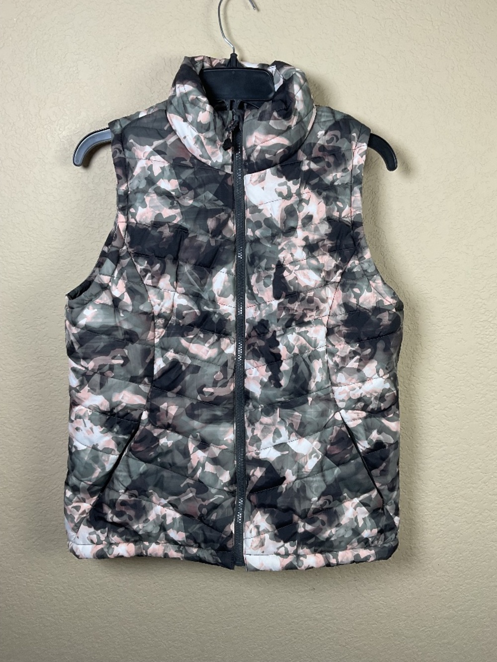 DSG Womens Medium Pink Gray & Green Camouflage Quilted Puffer Vest High Neck